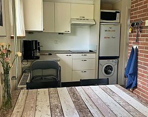 Keuken van Huisje in Giethoorn, vakantieaccommodatie in Overijssel met moderne faciliteiten en eethoek.