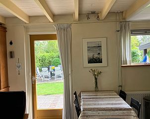 Eethoek in Huisje in Giethoorn, vakantiehuis in Noordwest Overijssel met toegang tot het terras.