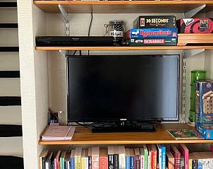 Boekenkast en spelletjes in Huisje in Giethoorn, vakantieaccommodatie in Overijssel voor ontspanning en plezier.