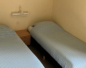 Slaapkamer met eenpersoonsbedden in Huisje in Giethoorn, comfortabele vakantieaccommodatie in Overijssel.