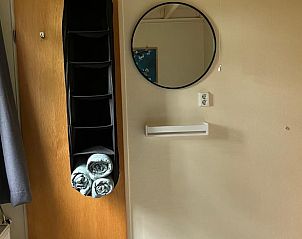 Slaapkamerdetails in Huisje in Giethoorn, vakantiehuis in Noordwest Overijssel met praktische opbergruimte.