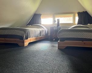 Zolderkamer met bedden in Huisje in Giethoorn, knusse vakantieaccommodatie in Overijssel.