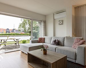Groer Garten mit Blick auf das Wasser im Ferienhaus OV007, Giethoorn, Nordwest Overijssel, Overijssel.