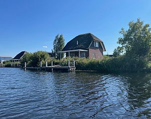Detached house in Giethoorn on the waterfront, vacation home surrounded by nature in Northwest Overijssel, ideal for rest and relaxation.