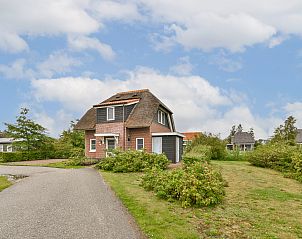 Detached house in Giethoorn, vacation home in Northwest Overijssel, surrounded by green nature and rustic charm.