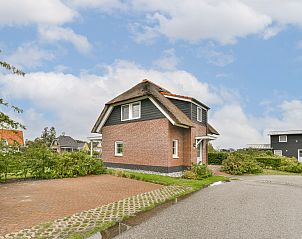 Detached house in Giethoorn, a charming vacation home in Northwest Overijssel, surrounded by picturesque nature and peaceful surroundings.