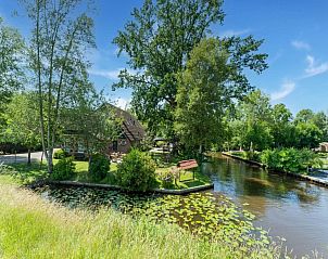 Hoeve Ginette vakantiehuis in Giethoorn, Overijssel, omringd door groene natuur en waterwegen voor een serene ontsnapping.