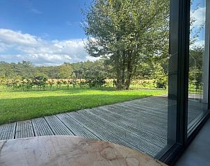 Uitzicht op de tuin vanuit de woonkamer van Huisje in De Bult, Overijssel.