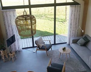 Luchtige woonkamer in Huisje in De Bult met veel natuurlijk licht.