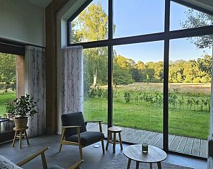 Woonkamer met panoramisch uitzicht in Huisje in De Bult, Overijssel.