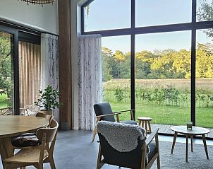 Eethoek met uitzicht op de natuur in Huisje in De Bult, Overijssel.