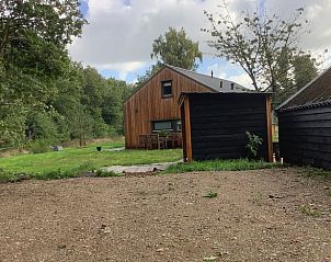 Achteraanzicht van Huisje in De Bult, omgeven door natuur in Overijssel.