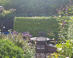 Zonnig terras met tuinmeubels bij Huisje in De Pol, vakantiehuis in Noordwest Overijssel, Overijssel.