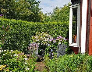 Zitplek in de tuin van Huisje in De Pol, vakantiehuis in De Pol, Noordwest Overijssel, Overijssel.
