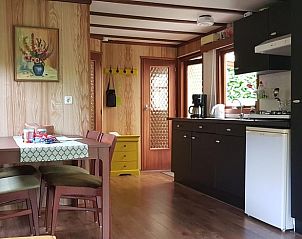 Keuken en eetgedeelte in Huisje in De Pol, vakantiehuis in De Pol, Noordwest Overijssel, Overijssel.