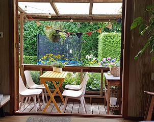 Veranda met uitzicht op de tuin van Huisje in De Pol, vakantiehuis in Noordwest Overijssel, Overijssel.