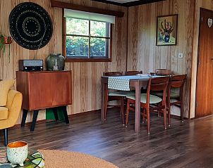 Eethoek in de woonkamer van Huisje in De Pol, vakantiehuis in De Pol, Noordwest Overijssel, Overijssel.