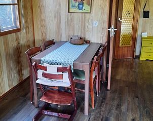 Eettafel met stoelen in Huisje in De Pol, vakantiehuis in Noordwest Overijssel, Overijssel.