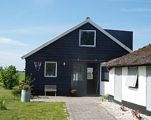 Buitenkant van Vakantiehuis in Wanneperveen, Overijssel, met charmante landelijke uitstraling en groene omgeving.