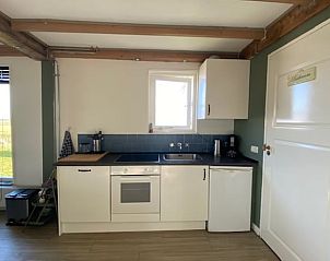 Moderne keuken in Vakantiehuis in Wanneperveen, Noordwest Overijssel, voorzien van alle gemakken en uitzicht op de natuur.