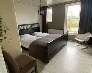 Comfortabele slaapkamer in Vakantiehuis in Wanneperveen, Overijssel, met tweepersoonsbed en uitzicht op de tuin.