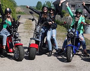 Groep op scooters bij Vakantiehuis in Wanneperveen, Noordwest Overijssel, genietend van een avontuurlijke omgeving.