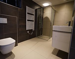 Moderne badkamer in Chalet in Kampen, Noordwest Overijssel, met inloopdouche en strakke afwerking.