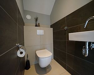 Gezellige slaapkamer met uitzicht in Chalet in Kampen, vakantiehuis in Overijssel met comfortabele bedden.