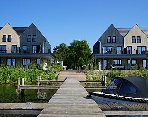 Chalet in Kampen biedt een prachtig uitzicht op het water vanuit een moderne vakantiehuis in Noordwest Overijssel, Overijssel.