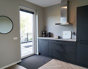 Moderne keuken in Chalet in Kampen, een vakantiehuis in Noordwest Overijssel, Overijssel, met toegang tot het terras.