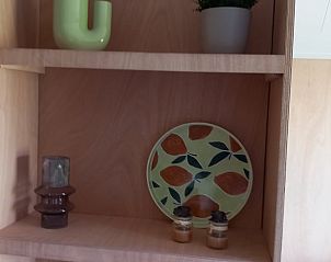 Stijlvolle decoraties in Vakantiehuisje in Scheerwolde, Overijssel, met houten accenten en moderne accessoires.