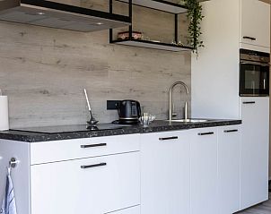 Moderne keuken in Vakantiehuisje in Scheerwolde, Overijssel, volledig uitgerust voor een comfortabel verblijf.