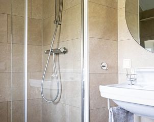Luxe badkamer in Vakantiehuisje in Scheerwolde, Overijssel, met moderne douche en stijlvolle afwerking.