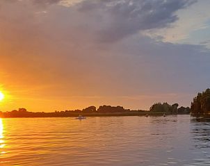 Adembenemende zonsondergang bij Vakantiehuisje in Scheerwolde, Overijssel, met kleurrijke hemel.