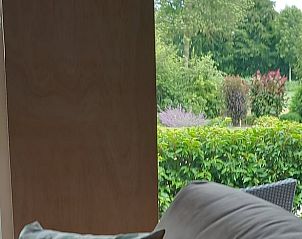 Comfortabele zithoek in Vakantiehuisje in Scheerwolde met uitzicht op de natuur.