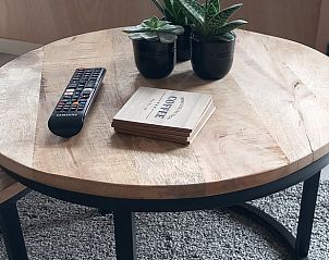 Stijlvolle salontafel in de binnenruimte van Vakantiehuisje in Scheerwolde.