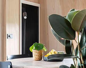 Eettafel met decoratie in Vakantiehuisje in Scheerwolde, Noordwest Overijssel.