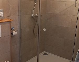 Moderne badkamer met douche in Vakantiehuisje in Scheerwolde, Noordwest Overijssel.