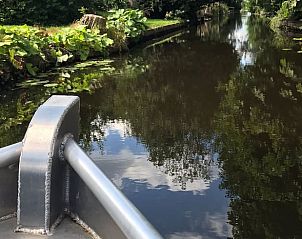 Kanon op een rustige waterweg in de buurt van Vakantiehuisje in Scheerwolde.