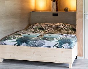 Moderne badkamer van vakantiehuis OV701 in Scheerwolde, Overijssel met stijlvolle wastafel.