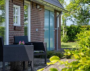 Sfeervolle eetkamer in OV701 vakantiehuis Scheerwolde, Overijssel met planten en fruit op tafel.