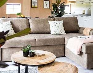 Buitenleven bij OV701 vakantiehuis Scheerwolde, Overijssel met ruime eettafel en groene omgeving.