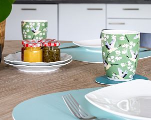 Moderne douche in OV701 vakantiehuis Scheerwolde, Overijssel met glazen wand en stijlvolle tegels.