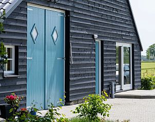 Lila lavendel bloeit in de tuin van OV701 vakantiehuis Scheerwolde, Overijssel, omgeven door groen.