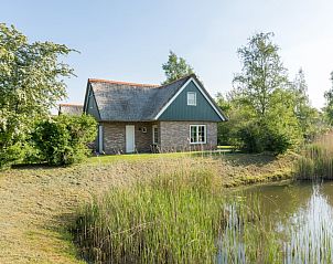 Tjasker Wellness 6 vakantiehuis in Paasloo, Noordwest Overijssel, omgeven door groen en een idyllisch vijverlandschap.