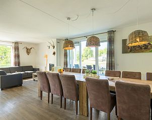 Gezellige woonkamer in vakantiehuis Keizerlibel 12, Paasloo, met ruime eethoek en uitzicht op de natuur van Noordwest Overijssel.