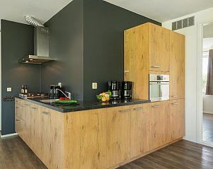 Moderne keuken in vakantiehuis Keizerlibel 12, Paasloo, Overijssel met houten kasten en luxe apparatuur voor een comfortabel verblijf.