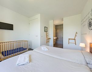 Geniet van de zon op het ruime terras van vakantiehuis Keizerlibel 12 in Paasloo, Noordwest Overijssel, omringd door groene natuur.