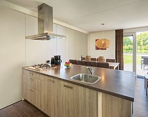 Sfeervolle slaapkamer in vakantiehuis Waterjuffer 8, Paasloo, Overijssel met comfortabele bedden en veel natuurlijk licht.