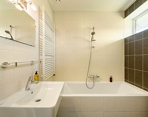 Geniet van het ruime terras bij vakantiehuis Waterjuffer 8 in Paasloo, Overijssel, met uitzicht op de groene omgeving.